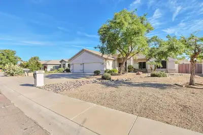 3-bedroom spacious house in cool Phoenix with refreshing Ac
