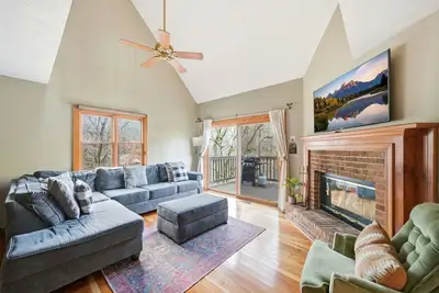 Image de The WoodView Hideaway | Hot Tub, Game Room & More!