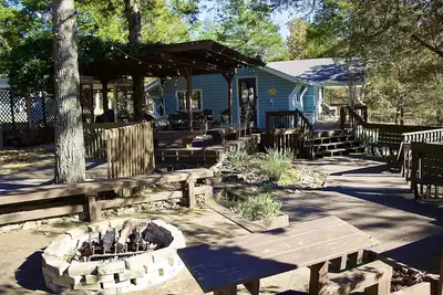 Image de Decked-out- Charming 2 Bedroom home close to Indian Creek Marina and Beaver Lake