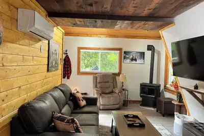 Image de Flowing creek, relaxing hot tub and a firepit to enjoy when the sun goes down!