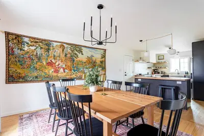 Image de New: Chic Colonial - Family, Fun, Food & Forays!