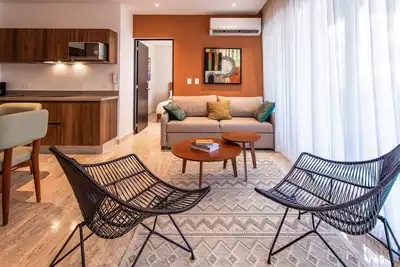 Image de Modern condo with rooftop infinity pool, gym & balcony near beach & Fifth Avenue