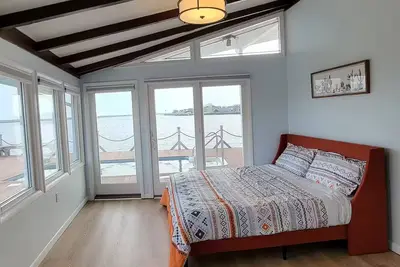 Waterfront Getaway Just 40 Min from Manhattan!