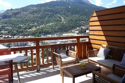 Image de Appartement 51 m2 avec terrasse plein Sud vue imprenable, au cœur de Briançon