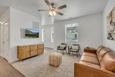 Image de Bright 3br Home in Quiet Community • Pool & Fitness Center