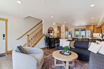 Beautiful Mountain Lake Retreat