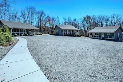 Image de 3 Luxury Mtn Cabins / Sleeps 20 / 54-acre Gated Access Estate