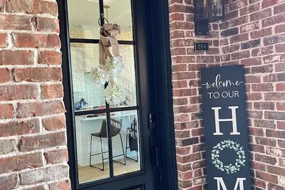 Image de Watch planes take off right outside your window at the newly built Concourse!