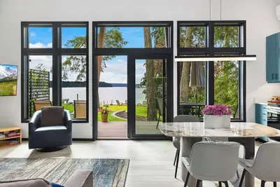 Image de Mt Rainier View Beachfront Retreat - Private Beach