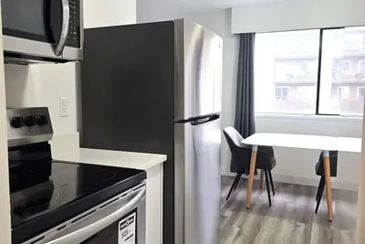 Image de Modern & Top Floor 1 Bedroom Suite with Parking