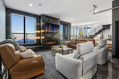 Image de Luxury Lakefront Living w/ Hot Tub, Boat House Bar & Beach