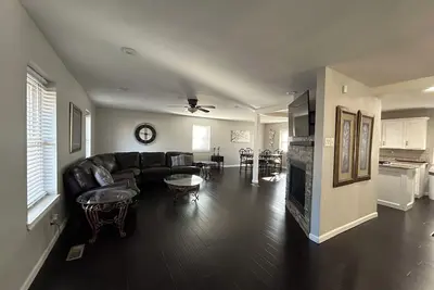 Image de Sherwood Sanctuary: King Suite, Jetted Tub – Minutes to Dining & Hospitals