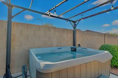 Image de ChicOasis~HotTub+Firepit~ Near Westgate & Stadiums