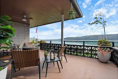 Image de Retro-Chic Waterfront Getaway with Boathouse - Private Beach w/ Oysters & Clams