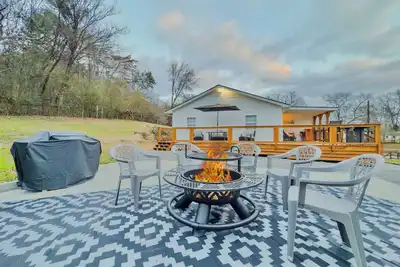 Image de New: Rustic 4 Bedroom 2Bath Chic Getaway Near Knoxville & Smokies!
