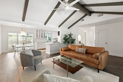 Image de Travis Heights Home: Pool & walk to S. Congress