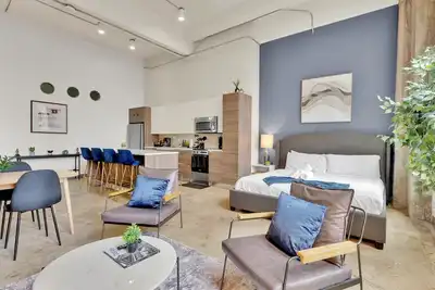 Image de Dt Dallas King Loft Walk to Conv Ctr 1000 Mbps Fiber Internet Free Parking