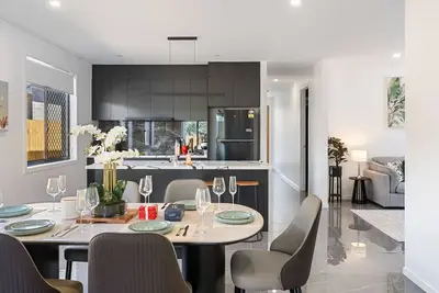 Image de Elegant Roomy 4br Retreat Close to Town Centre