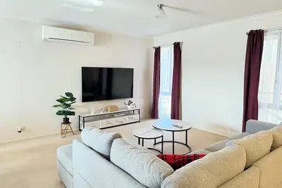 Image de 3 Br Rear House - Private Home on Shared Block