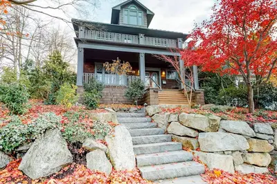 Image de Fabulous 5-bedroom historic house in charming Seattle neighborhood