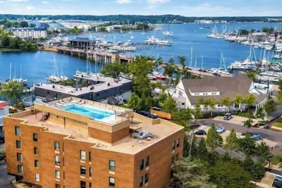 Image de Luxury Annapolis condo, fully remodeled, rooftop pool & marina, free parking, 0. 3 mi to downtown. Perfect for Navy games, Academy visits, or a waterfront getaway.