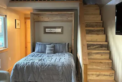 Image de Sunset Cabin @ Base Camp  /  Peaceful cabin in the Pines