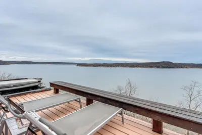 Image de Waterfront Cabin w/ Hot Tub & Fire Pit in Grove!
