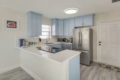 Image de Walk to Shops & Eats, 3 Mi to Beach! Hollywood Gem