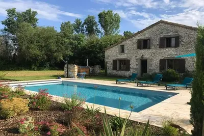 Image de Maison de vacances à Pardaillan avec piscineprivée