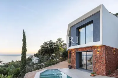 Image de Villa contemporaine avec piscine, vue mer