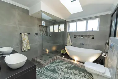 Image de Elegant Gqeberha retreat: 5 beds, pool, garden, Bbq, free WiFi, near beach