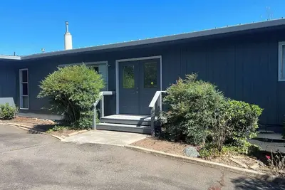 Image de Enjoy the beautiful views from this upstairs 2 bedroom, 2. 5 bath fully furnished apartment