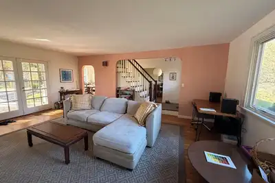Image de 4br house with hot tub: stunning Hudson Valley views under the tree canopy