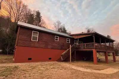 Image de Brand New 2-bedroom Riverfront Pet Friendly Cabin in charming Newland