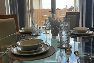 Image de Maison-Sdb privée avec baignoire et douche-de Luxe-Vue ville