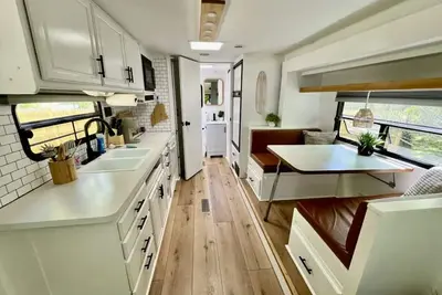 Image de Private, Bright, and Cozy Camper - Close to Beaches!