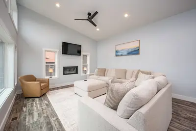 Image de New! Modern Lake Access Home w/ Hot Tub!