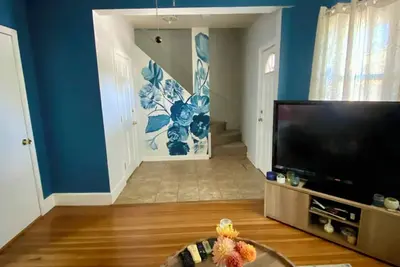 Image de 2 bedroom condo walking distance to downtown, free parking