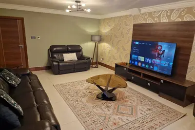 Image de 4 Bed Ensuite detached luxury home near Heathrow. New kitchen, Spacious Retreat