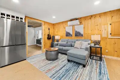 Image de Stylish Cabin-Firepit & Hot Tub