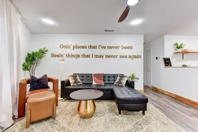 Downtown Gem | Independence Bungalow @ Beer Ranch Project