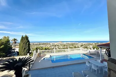 Image de Spacieuse villa avec vue imprenable sur la mer et piscine privée.