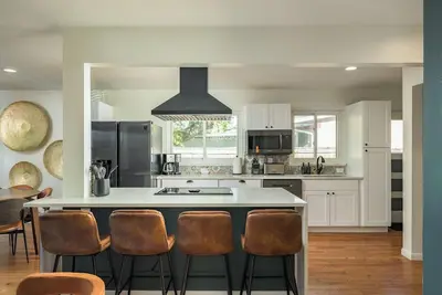 Image de Stunning 5 Bd Retreat! Close to Dt Denver! Sleeps 12! Hot tub! Gameroom!