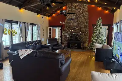 Image de Secluded Lodge - Private Lake! - 7 Bedrooms with Private Sports Court