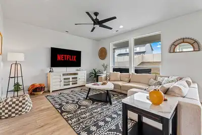 Image de Luxury 5br Retreat • Hot Tub • Game Room • Ev