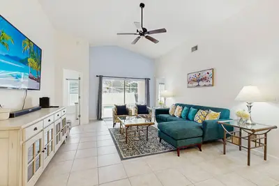 Image de Spacious home with private pool, close to shopping & attractions