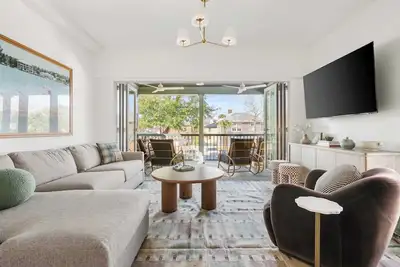 Image de Brand New, Chic 5 Bed Rental with Porch, Walkable