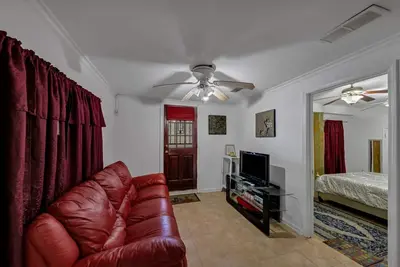 Image de Inviting 1 Br suite with full kitchen in convenient Brookhaven location