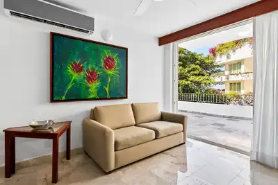 Image de Stylish hillside suite w/rooftop pool, gym access, Ac & family-friendly layout