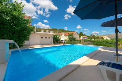 Image de Belle maison à Mastrinka avec Wi-Fi